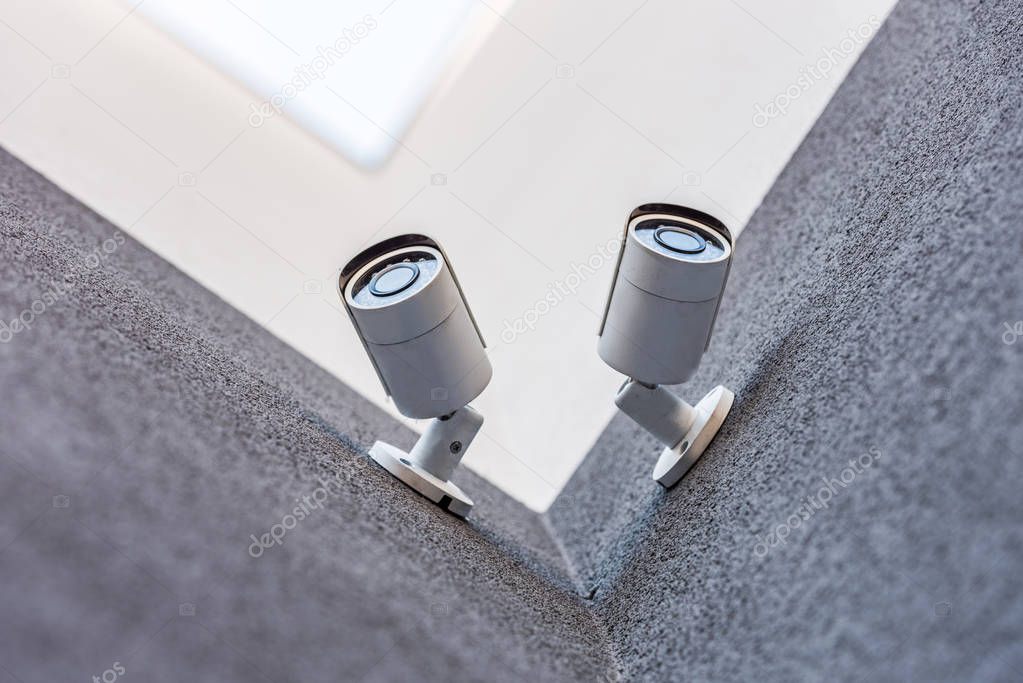 Cámaras de vigilancia en entrada escolar