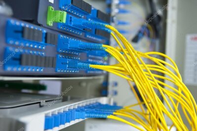 Detalle de fibra óptica y rack ordenado