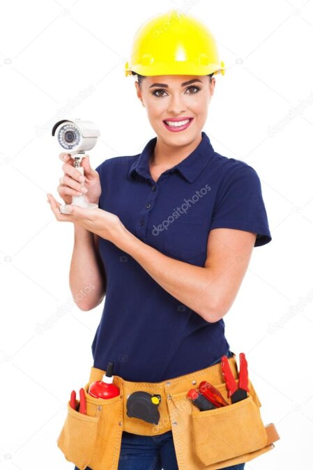 Técnico realizando mantenimiento a cámara y rack de red