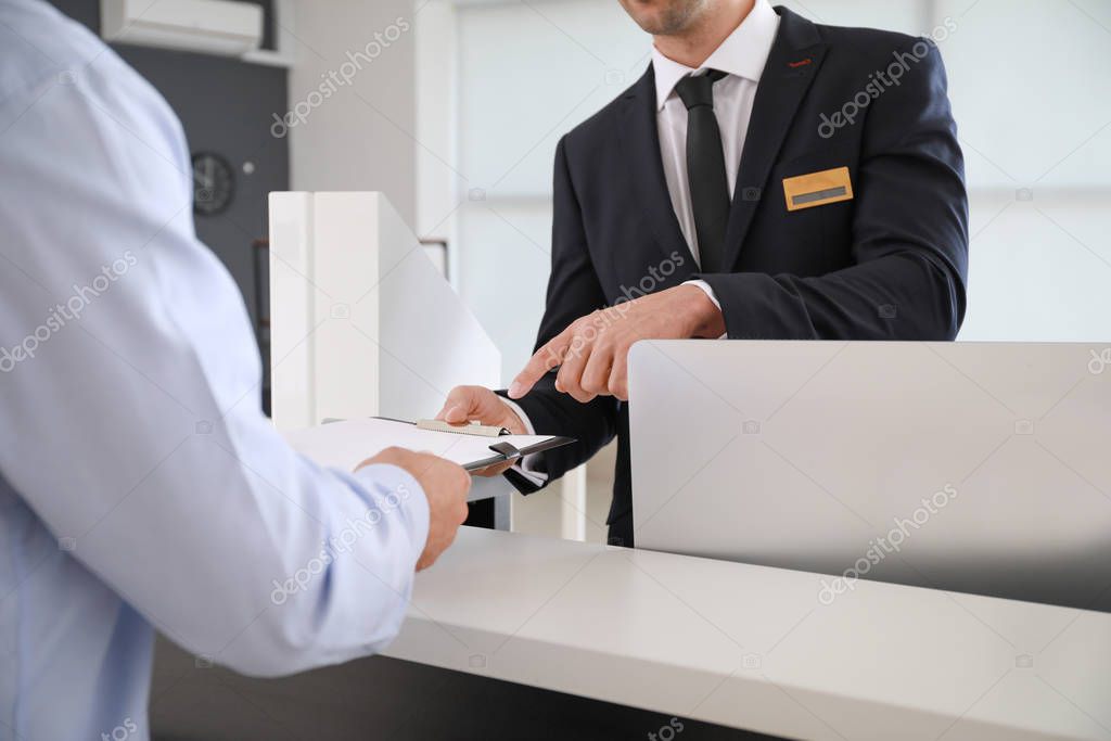 Sistema de visitantes en recepción