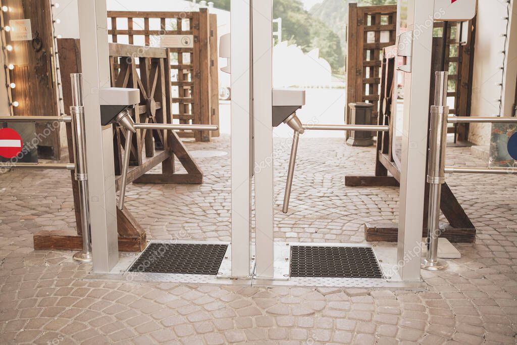 Torniquetes y credenciales en acceso escolar