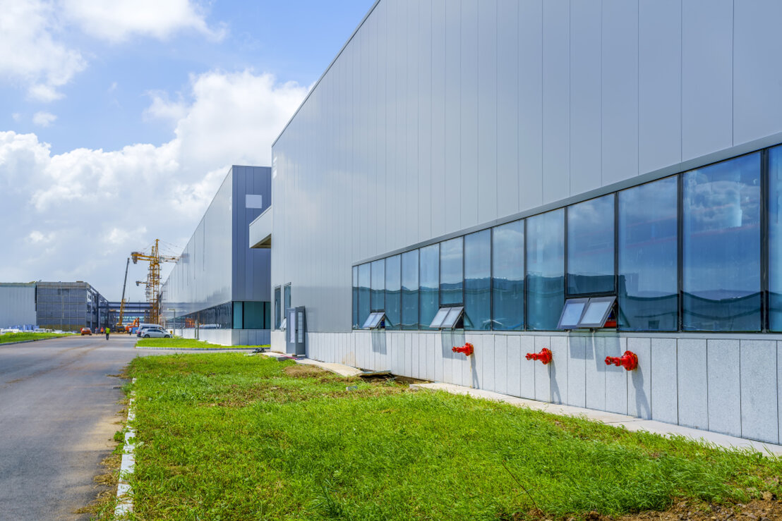 Planta industrial con seguridad perimetral